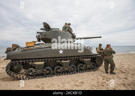 Atterraggio sulla spiaggia di Omaha rievocazione durante il D-Day Hel festival è visto a Hel, Polonia, il 28 agosto 2021 D-Day Hel è un evento organizzato dalla Fondazione di tecnologia militare storica, che si riferisce alla più grande operazione di atterraggio nella storia della seconda guerra mondiale in Normandia, Francia. M4 serbatoio Sherman è visto. (Foto di Michal Fludra/NurPhoto) Foto Stock