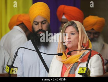 Andrea Horwath, leader dell'Ontario New Democratic Party of Canada (NDP Party) e membro del partito Jagmeet Singh si rivolse ai membri della comunità Sikh allo Sri Guru Singh Sabha Gurdwara (tempio di Malton Sikh) durante le celebrazioni Vaisakhi in Ontario, Canada, il 05 maggio 2013. Vaisakhi (Baisakhi) è una delle vacanze più significative nel calendario Sikh, commemorando la costituzione del Khalsa ad Anandpur Sahib nel 1699, dal Guru Sikh 10th, Guru Gobind Singh. (Foto di Creative Touch Imaging Ltd./NurPhoto) Foto Stock