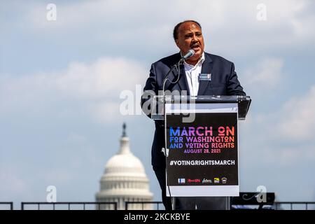 Martin Luther King III, presidente del Drum Major Institute, parla all'evento di punta di una marcia nazionale per i diritti di voto nel 58th° anniversario della marcia su Washington. Gli individui e le organizzazioni partecipanti chiedono di porre fine al ostruzionismo e all'approvazione del John Lewis Voting Rights Advancement Act e del for the People Act per garantire la protezione federale del diritto di voto. L'evento è sponsorizzato dal Drum Major Institute, March on, SEIU, National Action Network, e Future Coalition, e ha più di 225 organizzazioni partner. (Foto di Allison Bailey/NurPhoto) Foto Stock