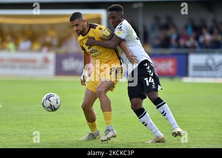 Il Dylan Fage di Oldham Athletic si affida a Omar Bugiel di Sutton United durante la partita della Sky Bet League 2 tra Sutton United e Oldham Athletic al Knights Community Stadium, Gander Green Lane, Sutton sabato 28th agosto 2021. (Foto di Eddie Garvey/MI News/NurPhoto) Foto Stock