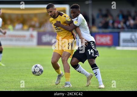 Il Dylan Fage di Oldham Athletic si affida a Omar Bugiel di Sutton United durante la partita della Sky Bet League 2 tra Sutton United e Oldham Athletic al Knights Community Stadium, Gander Green Lane, Sutton sabato 28th agosto 2021. (Foto di Eddie Garvey/MI News/NurPhoto) Foto Stock