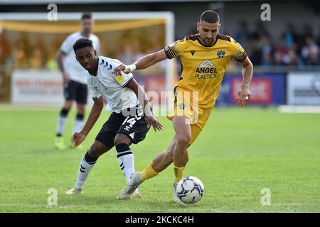 Il Dylan Fage di Oldham Athletic si affida a Omar Bugiel di Sutton United durante la partita della Sky Bet League 2 tra Sutton United e Oldham Athletic al Knights Community Stadium, Gander Green Lane, Sutton sabato 28th agosto 2021. (Foto di Eddie Garvey/MI News/NurPhoto) Foto Stock