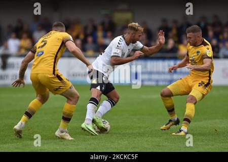 Oldham Athletic's Hallam Hope sbuffa con ben Goodliffe di Sutton United e Jonathan Barden di Sutton United durante la partita della Sky Bet League 2 tra Sutton United e Oldham Athletic al Knights Community Stadium, Gander Green Lane, Sutton sabato 28th agosto 2021. (Foto di Eddie Garvey/MI News/NurPhoto) Foto Stock