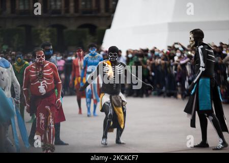 Rappresentazione panoramica del gioco di palla pre-ispanica 'Tlachtli' nella piazza principale di Città del Messico, realizzato nell'ambito delle commemorazioni dal titolo '500 anni di resistenza indigena', organizzate dal governo federale. L'evento si è tenuto accanto ad una temporanea replica monumentale del Grande Tempio 'Huey Teocalli', installato due settimane fa. 28 de agosto de 2021, Città del Messico. (Foto di Cristian Leyva/NurPhoto) Foto Stock