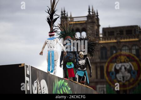 Rappresentazione panoramica del gioco di palla pre-ispanica 'Tlachtli' nella piazza principale di Città del Messico, realizzato nell'ambito delle commemorazioni dal titolo '500 anni di resistenza indigena', organizzate dal governo federale. L'evento si è tenuto accanto ad una temporanea replica monumentale del Grande Tempio 'Huey Teocalli', installato due settimane fa. 28 de agosto de 2021, Città del Messico. (Foto di Cristian Leyva/NurPhoto) Foto Stock