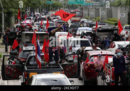 Un manifestante sventola una bandiera sul suo camion pick-up durante una dimostrazione di automobile mob a Bangkok il 29 agosto 2021. I manifestanti chiedono che il primo ministro thailandese, Prayut Chan-o-cha, si abboni e che il governo sia ritenuto responsabile per la sua cattiva gestione della pandemia del Covid-19. (Foto di Chaiwat Subprasom/NurPhoto) Foto Stock