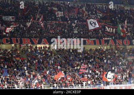 Gli appassionati dell'AC Milan partecipano alla Serie A Match tra AC Milan e Cagliari Calcio allo Stadio Giuseppe Meazza il 29 agosto 2021 a Milano. (Foto di Giuseppe Cottini/NurPhoto) Foto Stock