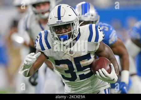 Indianapolis Colts running back Deon Jackson (35) corre la palla durante la seconda metà della partita di calcio pre-partita NFL contro i Detroit Lions a Detroit, Michigan USA, venerdì 27 agosto 2021. (Foto di Jorge Lemus/NurPhoto) Foto Stock