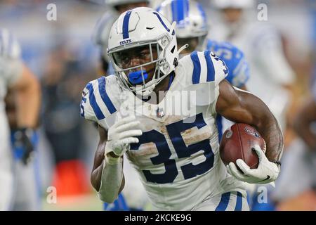 Indianapolis Colts running back Deon Jackson (35) corre la palla durante la seconda metà della partita di calcio pre-partita NFL contro i Detroit Lions a Detroit, Michigan USA, venerdì 27 agosto 2021. (Foto di Jorge Lemus/NurPhoto) Foto Stock