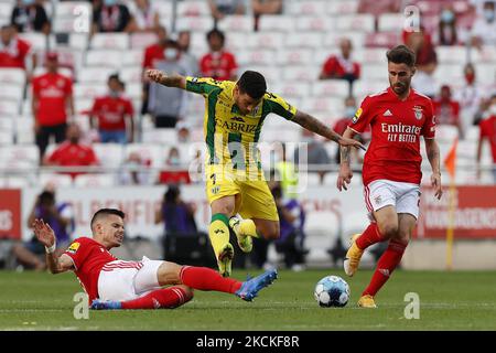 Julian Weigl affronta Salvador Agra durante la partita per Liga BWIN tra SL Benfica e CD Tondela, a Estádio da Luz, Lisboa, Portogallo, 29 agosto, 2021 (Foto di João Rico/NurPhoto) Foto Stock