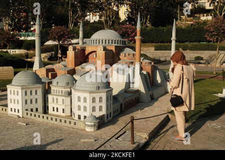 La gente passeggia attraverso la mostra permanente delle miniature degli edifici storici, la maggior parte delle quali sono strutture in Turchia e ci sono esempi dal mondo a Miniaturk, situato nel quartiere Beyoglu di Istanbul, Turchia, il 29 agosto 2021. (Foto di Umit Turhan Coskun/NurPhoto) Foto Stock