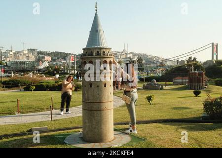 La gente passeggia attraverso la mostra permanente delle miniature degli edifici storici, la maggior parte delle quali sono strutture in Turchia e ci sono esempi dal mondo a Miniaturk, situato nel quartiere Beyoglu di Istanbul, Turchia, il 29 agosto 2021. (Foto di Umit Turhan Coskun/NurPhoto) Foto Stock