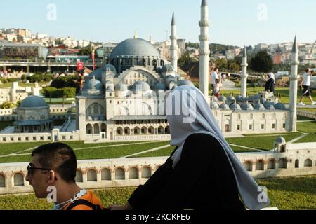 La gente passeggia attraverso la mostra permanente delle miniature degli edifici storici, la maggior parte delle quali sono strutture in Turchia e ci sono esempi dal mondo a Miniaturk, situato nel quartiere Beyoglu di Istanbul, Turchia, il 29 agosto 2021. (Foto di Umit Turhan Coskun/NurPhoto) Foto Stock