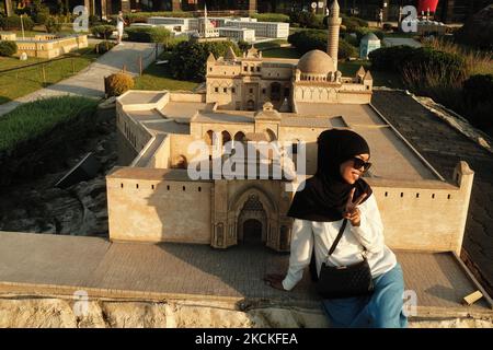 La gente passeggia attraverso la mostra permanente delle miniature degli edifici storici, la maggior parte delle quali sono strutture in Turchia e ci sono esempi dal mondo a Miniaturk, situato nel quartiere Beyoglu di Istanbul, Turchia, il 29 agosto 2021. (Foto di Umit Turhan Coskun/NurPhoto) Foto Stock