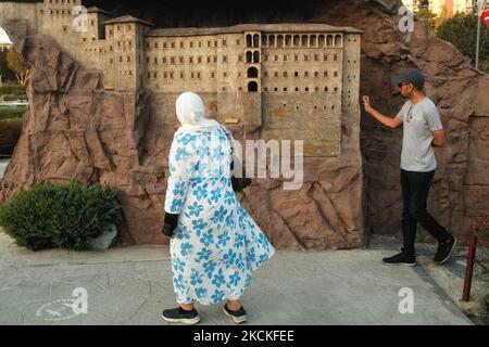 La gente passeggia attraverso la mostra permanente delle miniature degli edifici storici, la maggior parte delle quali sono strutture in Turchia e ci sono esempi dal mondo a Miniaturk, situato nel quartiere Beyoglu di Istanbul, Turchia, il 29 agosto 2021. (Foto di Umit Turhan Coskun/NurPhoto) Foto Stock