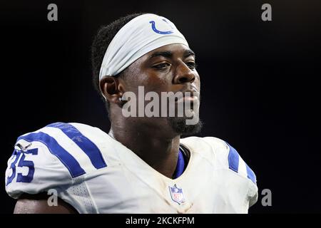 Indianapolis Colts running back Deon Jackson (35) esce dal campo alla conclusione di una partita di calcio preseason NFL tra i Detroit Lions e gli Indianapolis Colts a Detroit, Michigan USA, venerdì 27 agosto 2021. (Foto di Amy Lemus/NurPhoto) Foto Stock