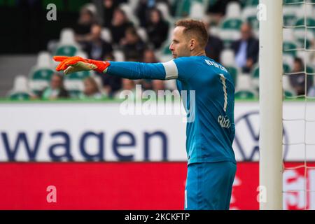 Il portiere Péter Gulácsi di RB Leipzig gesta durante la partita della Bundesliga tra VfL Wolfsburg e RB Leipzig alla Volkswagen Arena il 29 agosto 2021 a Wolfsburg, Germania. (Foto di Peter Niedung/NurPhoto) Foto Stock