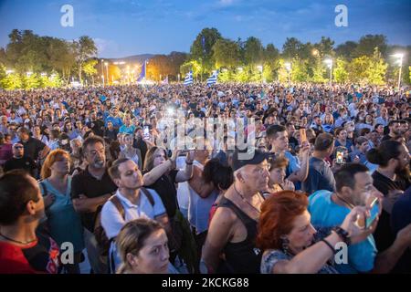 Un sacerdote parla davanti a migliaia di persone contro la vaccinazione sotto la scultura di Alessandro Magno. Nella città di Salonicco si sono svolte numerose proteste con migliaia di manifestanti partecipanti. La manifestazione è stata contraria alla misura obbligatoria di vaccinazione COVID-19 degli operatori sanitari pubblici, dei medici, degli insegnanti per combattere la pandemia a partire dal 1 settembre 2021 dipendenti pubblici non vaccinati nel settore sanitario saranno sospesi. Migliaia di manifestanti sono arrivati dalla Grecia settentrionale, che ha marciato per ore nel centro della città, seguendo i discorsi. Tra il protester Foto Stock