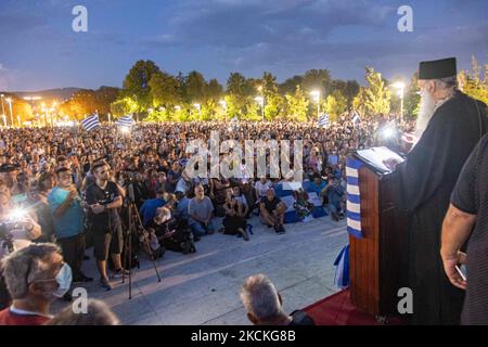 Un sacerdote parla davanti a migliaia di persone contro la vaccinazione sotto la scultura di Alessandro Magno. Nella città di Salonicco si sono svolte numerose proteste con migliaia di manifestanti partecipanti. La manifestazione è stata contraria alla misura obbligatoria di vaccinazione COVID-19 degli operatori sanitari pubblici, dei medici, degli insegnanti per combattere la pandemia a partire dal 1 settembre 2021 dipendenti pubblici non vaccinati nel settore sanitario saranno sospesi. Migliaia di manifestanti sono arrivati dalla Grecia settentrionale, che ha marciato per ore nel centro della città, seguendo i discorsi. Tra il protester Foto Stock