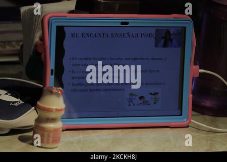 Un messaggio di benvenuto dell'insegnante ai suoi studenti via tablet durante le lezioni virtuali come parte del ritorno volontario alle lezioni faccia a faccia lunedì a Città del Messico, a seguito del recente annuncio delle autorità educative e del presidente del Messico, Andrés Manuel López Obrador, Che gli studenti dovrebbero tornare in classe, nonostante l'emergenza sanitaria COVID-19 nella capitale. (Foto di Gerardo Vieyra/NurPhoto) Foto Stock