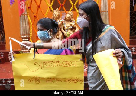 Gli afgani che studiano in India hanno cartelli durante la protesta contro i talebani che prendono il controllo sull'Afghanistan e pregano per la pace Afghanistan, a Kolkata, India, il 30,2021 agosto. (Foto di Debajyoti Chakraborty/NurPhoto) Foto Stock