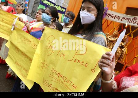 Gli afgani che studiano in India hanno cartelli durante la protesta contro i talebani che prendono il controllo sull'Afghanistan e pregano per la pace Afghanistan, a Kolkata, India, il 30,2021 agosto. (Foto di Debajyoti Chakraborty/NurPhoto) Foto Stock