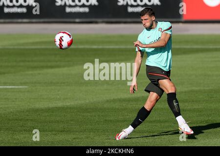 Ruben Dias portoghese in azione durante una sessione di allenamento al campo di allenamento Cidade do Futebol di Oeiras, Portogallo, il 30 agosto 2021, come parte della preparazione della squadra per la prossima partita di calcio di qualificazione della Coppa del mondo FIFA Qatar 2022 contro l'Irlanda. (Foto di Pedro FiÃºza/NurPhoto) Foto Stock