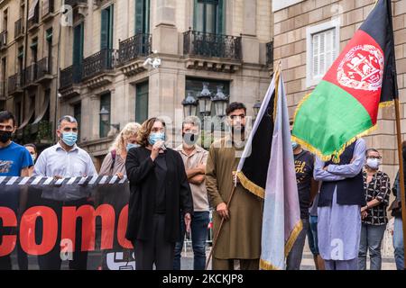 ADA Colau, sindaco di Barcellona si vede parlare in un microfono accanto ai manifestanti con la bandiera afghana. Una trentina di persone appartenenti alla comunità afghana di Barcellona hanno richiesto questo lunedì 30 agosto, di fronte alla Generalitat della Catalogna, il ritorno sicuro dei loro parenti che sono ancora intrappolati nel paese. Convocata dall'associazione, 1 afghani, hanno partecipato per esprimere il loro sostegno al sindaco di Barcellona, Ada Colau, il vice del Congresso spagnolo Maria Dantas, il vice del Parlamento della Catalogna, Eulalia Reguant e il consigliere del Consiglio comunale di Barcellona, ma Foto Stock