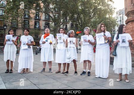 I manifestanti sono visti con foto delle vittime dell'esercito colombiano. Circa 200 persone hanno dimostrato di fronte all'Arc de Triomf di Barcellona contro le 6402 uccisioni extragiudiziali commesse dall'esercito nel contesto del conflitto armato colombiano, un fenomeno noto come "falsi positivi”. La manifestazione si è svolta in occasione della Giornata Internazionale delle vittime della scomparsa forzata, che viene commemorata ogni 30 agosto e alla quale ha partecipato Ricardo 'Profe', uno di quelli noti come la prima linea di difesa, nelle proteste anti-governative. In Colombia (Foto di DAX Images/NurPho Foto Stock