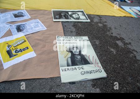 Le foto delle vittime dell'esercito colombiano sono viste in dimostrazione. Circa 200 persone hanno dimostrato di fronte all'Arc de Triomf di Barcellona contro le 6402 uccisioni extragiudiziali commesse dall'esercito nel contesto del conflitto armato colombiano, un fenomeno noto come "falsi positivi”. La manifestazione si è svolta in occasione della Giornata Internazionale delle vittime della scomparsa forzata, che viene commemorata ogni 30 agosto e alla quale ha partecipato Ricardo 'Profe', uno di quelli noti come la prima linea di difesa, nelle proteste anti-governative. In Colombia (Foto di DAX Images/NurPh Foto Stock