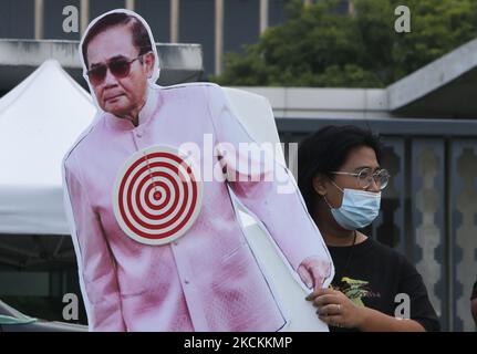 I manifestanti hanno un ritratto obiettivo del primo ministro thailandese Prayuth Chan o-Cha durante una manifestazione al di fuori del Parlamento a Bangkok il 1 settembre 2021. I manifestanti chiedono che il primo ministro thailandese, Prayut Chan-o-cha, si abboni e che il governo sia ritenuto responsabile per la sua cattiva gestione della pandemia del Covid-19. (Foto di Chaiwat Subprasom/NurPhoto) (Foto di Chaiwat Subprasom/NurPhoto) Foto Stock