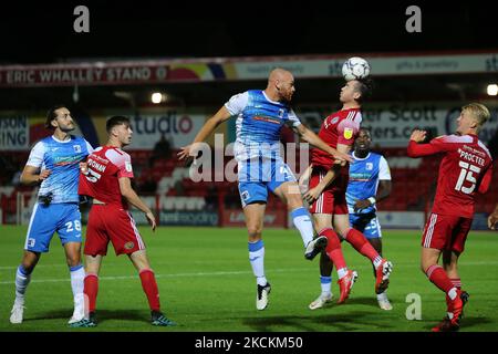 Jason Taylor di Barrow contesta un header con Jack Nolan di Accrington Stanley durante la partita del Trofeo EFL tra Accrington Stanley e Barrow al Wham Stadium di Accrington martedì 31st agosto 2021. (Foto di Mark Fletcher/MI News/NurPhoto) Foto Stock