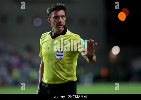 L'arbitro Matej Jug di Slovenia gesta durante la Coppa del mondo FIFA 2022 Gruppo europeo di qualificazione Una partita di calcio tra Portogallo e Repubblica d'Irlanda, allo stadio Algarve di Faro, Portogallo, il 1 settembre 2021. (Foto di Pedro FiÃºza/NurPhoto) Foto Stock