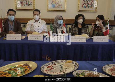 Nel centro, la Sig.ra Eva Triana Sari, responsabile degli Affari educativi, sociali e culturali dell'Ambasciata della Repubblica di Indonesia in Messico, durante una conferenza stampa all'interno del tipico ristorante messicano la Poblanita de Tacubaya, situato a Città del Messico, Come parte della commemorazione del 200th° anniversario della creazione di Chiles en Nogada. (Foto di Gerardo Vieyra/NurPhoto) Foto Stock