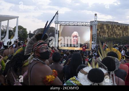 Gli indigeni marciano al Palazzo Planalto, durante la più grande mobilitazione indigena della storia del Brasile, che ha riunito più di 6.000 indigeni nel campo di Luta pela Vida (lotta per la vita) per protestare contro la 'pietra temporale' a Brasília, Distrito Federale, Brasile, 26 agosto 2021. (Foto di Felipe Beltrame/NurPhoto) Foto Stock