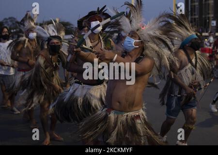 Gli indigeni marciano al Palazzo Planalto, durante la più grande mobilitazione indigena della storia del Brasile, che ha riunito più di 6.000 indigeni nel campo di Luta pela Vida (lotta per la vita) per protestare contro la 'pietra temporale' a Brasília, Distrito Federale, Brasile, 26 agosto 2021. (Foto di Felipe Beltrame/NurPhoto) Foto Stock