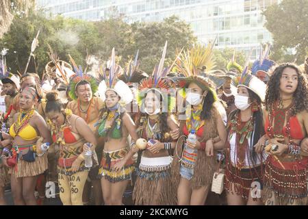 Gli indigeni marciano al Palazzo Planalto, durante la più grande mobilitazione indigena della storia del Brasile, che ha riunito più di 6.000 indigeni nel campo di Luta pela Vida (lotta per la vita) per protestare contro la 'pietra temporale' a Brasília, Distrito Federale, Brasile, 26 agosto 2021. (Foto di Felipe Beltrame/NurPhoto) Foto Stock