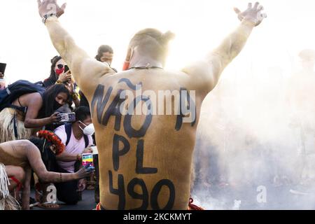 Gli indigeni marciano al Palazzo Planalto, durante la più grande mobilitazione indigena della storia del Brasile, che ha riunito più di 6.000 indigeni nel campo di Luta pela Vida (lotta per la vita) per protestare contro la 'pietra temporale' a Brasília, Distrito Federale, Brasile, 26 agosto 2021. (Foto di Felipe Beltrame/NurPhoto) Foto Stock