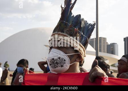 Gli indigeni marciano al Palazzo Planalto, durante la più grande mobilitazione indigena della storia del Brasile, che ha riunito più di 6.000 indigeni nel campo di Luta pela Vida (lotta per la vita) per protestare contro la 'pietra temporale' a Brasília, Distrito Federale, Brasile, 26 agosto 2021. (Foto di Felipe Beltrame/NurPhoto) Foto Stock