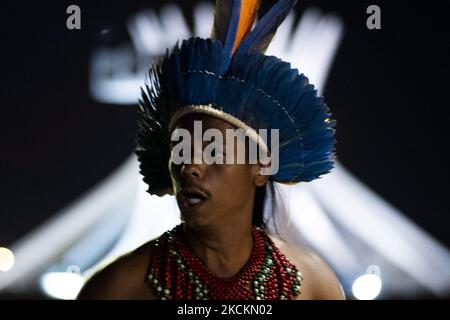 Gli indigeni marciano al Palazzo Planalto, durante la più grande mobilitazione indigena della storia del Brasile, che ha riunito più di 6.000 indigeni nel campo di Luta pela Vida (lotta per la vita) per protestare contro la 'pietra temporale' a Brasília, Distrito Federale, Brasile, 26 agosto 2021. (Foto di Felipe Beltrame/NurPhoto) Foto Stock