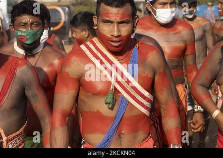 Gli indigeni marciano al Palazzo Planalto, durante la più grande mobilitazione indigena della storia del Brasile, che ha riunito più di 6.000 indigeni nel campo di Luta pela Vida (lotta per la vita) per protestare contro la 'pietra temporale' a Brasília, Distrito Federale, Brasile, 26 agosto 2021. (Foto di Felipe Beltrame/NurPhoto) Foto Stock