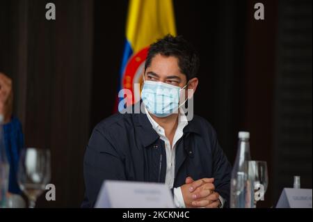 Il Ministro dello Sport della Colombia Guillermo Herrera durante un evento all'Hilton Corferias Hotel dopo le Medaglie Paralimpiche Fabio Torres parapowerlifting medaglia di bronzo e Moises Fuentes 100 metri nuotando medaglia d'argento sono arrivati in Colombia dopo la loro partecipazione ai Giochi Paralimpici di Tokyo 2020+1. A Bogotà, Colombia, il 1 settembre 2021. (Foto di Sebastian Barros/NurPhoto) Foto Stock