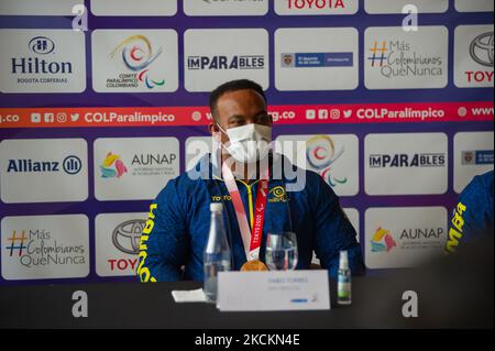 Fabio Torres, medaglia di bronzo Parapowelifting durante un evento all'Hilton Corferias Hotel dopo le Medaglie Paralimpiche Fabio Torres parapowerlifting medaglia di bronzo e Moises Fuentes 100 metri di nuoto medaglia d'argento sono arrivati in Colombia dopo la loro partecipazione ai Giochi Paralimpici di Tokyo 2020+1. A Bogotà, Colombia, il 1 settembre 2021. (Foto di Sebastian Barros/NurPhoto) Foto Stock