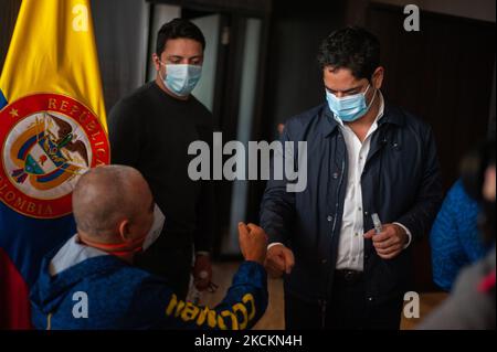 Il Ministro dello Sport della Colombia Guillermo Herrera pugni Moises Fuentes durante un evento all'Hilton Corferias Hotel dopo le Medaglie Paralimpiche Fabio Torres parapowerlifting medaglia di bronzo e Moises Fuentes 100 metri nuotando medaglia d'argento sono arrivati in Colombia dopo la loro partecipazione ai Giochi Paralimpici di Tokyo 2020+1. A Bogotà, Colombia, il 1 settembre 2021. (Foto di Sebastian Barros/NurPhoto) Foto Stock