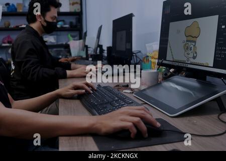 Alcuni lavoratori progettano un progetto di annuncio di animazione presso il laboratorio creativo di animazione, Malang, Java orientale, il 2 settembre 2021. Una start-up azienda fondata nel 2014, lavora su progetti di animazione pubblicitaria provenienti da Australia, Malesia, Singapore e Corea del Sud. Durante la pandemia di Covid-19, si è registrato un aumento della produzione di annunci di animazione del 50%. Dati dal startupranking.com al 2021, il numero di startup industriali basate sul digitale in Indonesia ha raggiunto 2.270 aziende o si è classificato quinto al mondo. Mentre il primo posto è detenuto dagli Stati Uniti (Stati Uniti) con 66.905 società nel settore startup Foto Stock