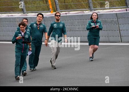 Sebastian Vettel dell’Aston Martin Cognizant F1 Team in pista durante la passeggiata in pista del Gran Premio d’Olanda, 13th° round del Campionato del mondo di Formula 1 sul circuito CM.com di Zandvoort, Nord Olanda, Paesi Bassi, 2 settembre 2021 (Foto di Andrea Diodato/NurPhoto) Foto Stock