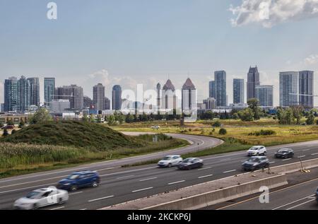 Il 15 agosto 2015, le auto passano davanti allo skyline della città di Mississauga, Ontario, Canada. (Foto di Creative Touch Imaging Ltd./NurPhoto) Foto Stock