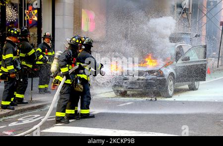 New York, Stati Uniti. 04th Nov 2022. I vigili del fuoco spengono un incendio che ha inghiottito una vettura BMW a Prince Street, Soho, New York City, NY, USA il 4 novembre 2022. Foto di Charles Guerin/ABACAPRESS.COM Credit: Abaca Press/Alamy Live News Foto Stock