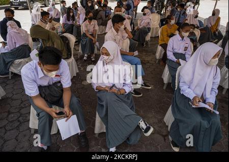 Gli studenti aspettano il loro turno per essere iniettati con la prima dose di vaccino COVID-19 a Palu, nella Provincia Centrale di Sulawesi, Indonesia, il 3 settembre 2021. Il governo indonesiano accelera l'attuazione della vaccinazione COVID-19 per gli studenti come condizione per l'apprendimento personale nelle scuole. Il Ministero della Salute indonesiano ha dichiarato che fino alla fine di agosto 2021, del target di 26,71 milioni di studenti in Indonesia, 2,64 milioni di questi sono stati vaccinati e persino 1,72 milioni di studenti hanno ricevuto la seconda dose di vaccinazione. (Foto di Basri Marzuki/NurPhoto) Foto Stock