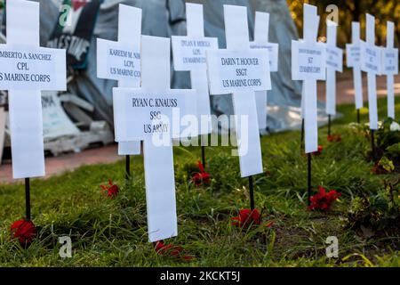 Le croci si trovano di fronte alla Casa Bianca in memoria dei 13 membri del servizio americano uccisi mentre evacuano gli americani e gli alleati afghani dall'Afghanistan. I manifestanti hanno collocato le croci nel Lafayette Park per un raduno a sostegno degli afgani che hanno combattuto insieme agli Stati Uniti. I manifestanti credono che il presidente Biden dovrebbe fare di più per assistere gli alleati afghani, ma tacciono sulle azioni di Donald Trump volte a bloccare tali alleati dall’emigrare negli Stati Uniti. (Foto di Allison Bailey/NurPhoto) Foto Stock